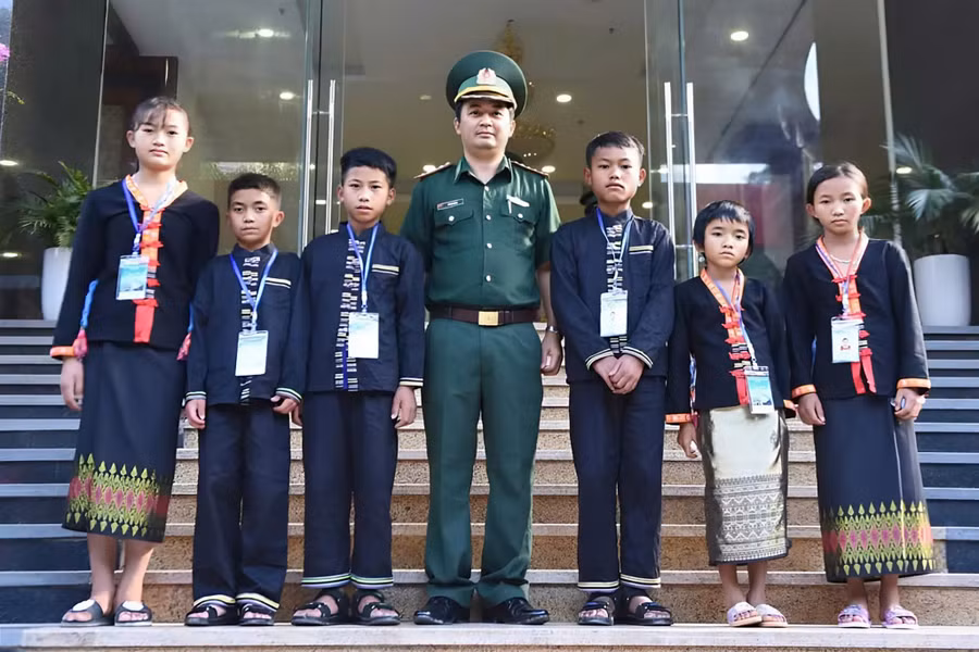 Em Xeo Thị Hoa (ngoài cùng bên trái) tham dự Chương trình "Thắp sáng ước mơ" năm 2019. (Ảnh: Hải Thượng)