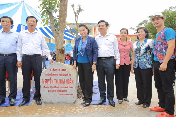 Lễ trao tặng trường tiểu học & THCS Đồng Sơn và 71.330 ly sữa cho trẻ em tỉnh Quảng Ninh ảnh 12