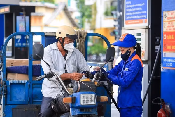 Giá xăng tăng, RON 95 lên 20.460 đồng/lít