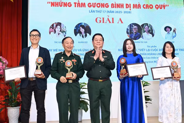Đại tướng Nguyễn Trọng Nghĩa trao giải cho các tác giả giành giải A. (Ảnh: Trọng Hải).