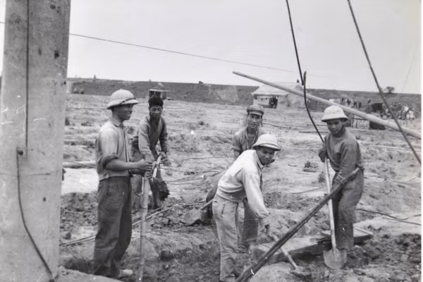 Công nhân ngành Điện đào hố, gia cố bảo vệ thiết bị và các trạm diezel trong thời kỳ chiến tranh phá hoại (Ảnh tư liệu)