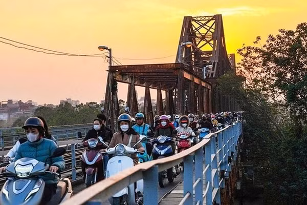 Xe máy, người đi bộ lưu thông bình thường qua cầu Long Biên từ 28/5