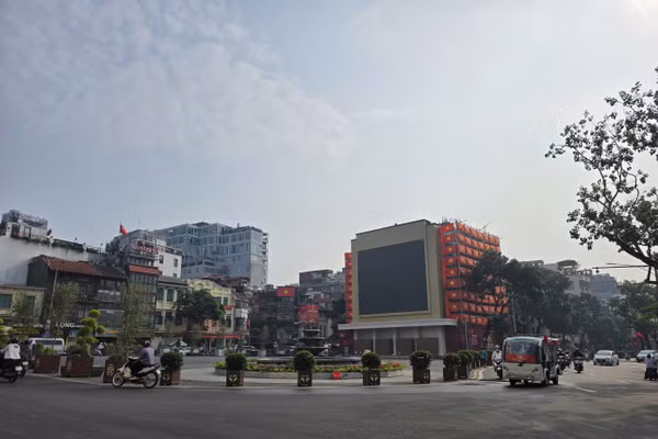 Quảng trường Đông Kinh Nghĩa Thục sau khi phá dỡ toà nhà 'Hàm cá mập'