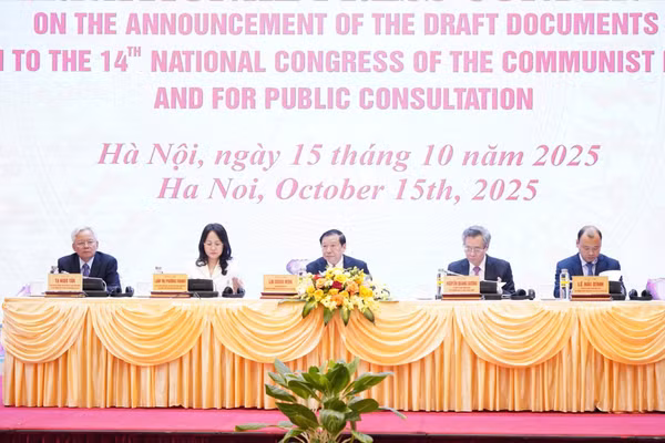 Các đại biểu tham dự chủ trì họp báo