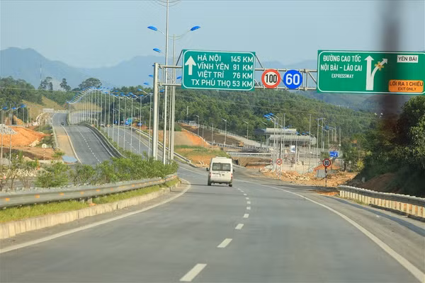 Nhiều đoạn cao tốc Nội Bài - Lào Cai cấm xe tải, xe khách chạy làn 1 