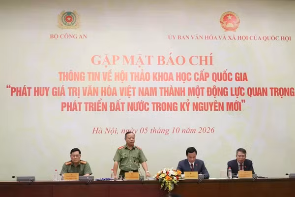 Các đại biểu chủ trì họp báo.