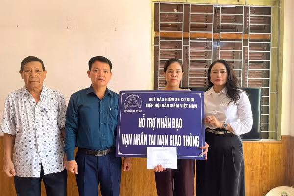 Bà Hoàng Thị Yên, Trưởng Văn phòng Quỹ Bảo hiểm xe cơ giới - Hiệp hội Bảo hiểm Việt Nam trao hỗ trợ nhân đạo cho gia đình nạn nhân.