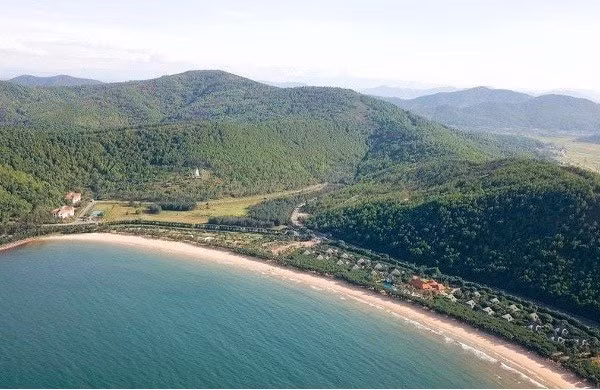 Bãi Lữ còn có tên gọi là “vịnh ánh trăng” - tọa lạc tại xã Hải Lộc, tỉnh Nghệ An. Ảnh: báo Nghệ An