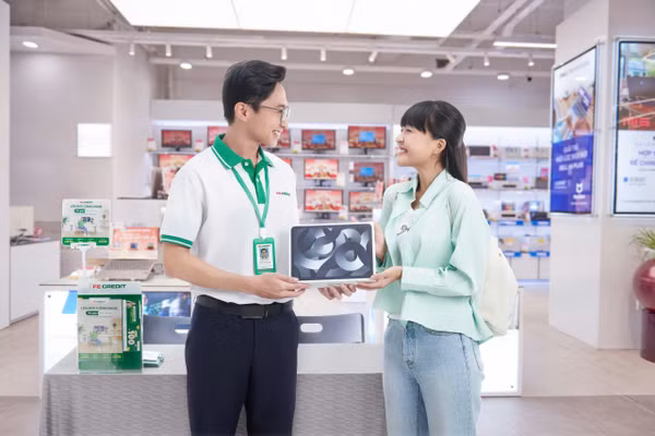 Khách hàng tìm hiểu các sản phẩm, chương trình ưu đãi tài chính trong mùa tựu trường.