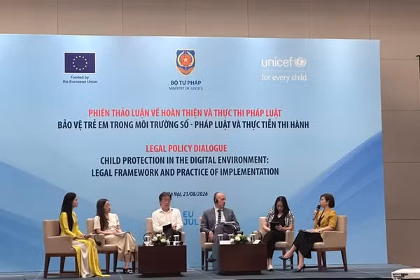 Các đại biểu trao đổi tại phiên thảo luận.