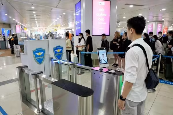 Sân bay Nội Bài triển khai kiosk sinh trắc học mới