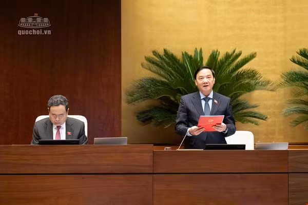 Phó Chủ tịch Quốc hội Nguyễn Khắc Định điều hành phiên họp
