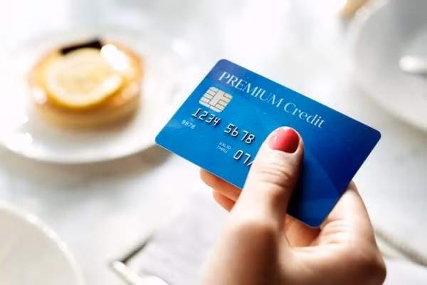 Nhiều ngân hàng thu phí tài khoản không đủ số dư