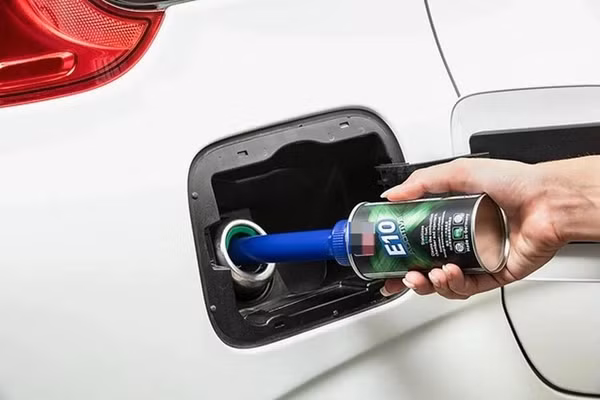 Người tiêu dùng cần tìm hiểu rõ phụ gia 'bảo vệ xe trước xăng E10' bán tràn lan trên mạng