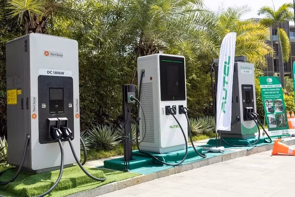 Có công tơ riêng, trạm sạc xe điện được tính giá theo giờ