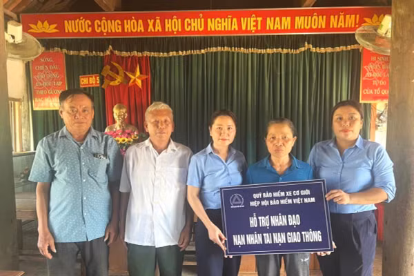 Đại diện Quỹ Bảo hiểm xe cơ giới trao hỗ trợ nhân đạo cho gia đình nạn nhân.