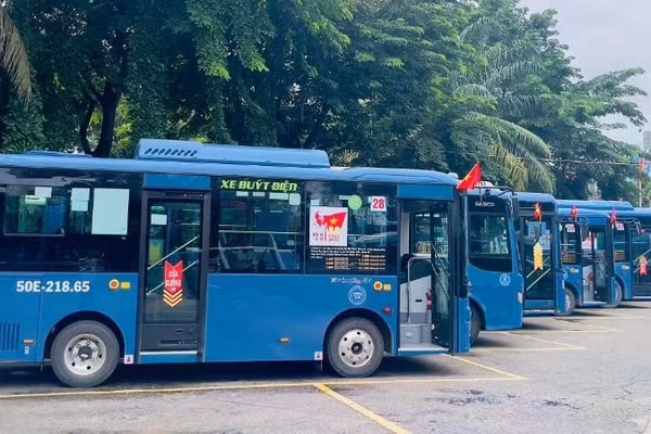 Hà Nội hỗ trợ 70% lãi vay cho doanh nghiệp đầu tư xe buýt điện và trạm sạc