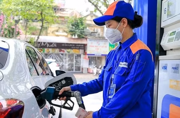 Giá xăng tăng lần thứ ba liên tiếp