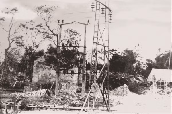 Cột điện 35kV dựng tạm bằng thang tre tại Yên Viên, tháng 12/1966