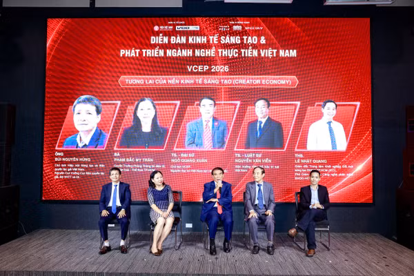 Các lãnh đạo và chuyên gia chia sẻ tham luận về khung pháp lý cho nhà sáng tạo nội dung, KOL/KOC. (ảnh: BTC)
