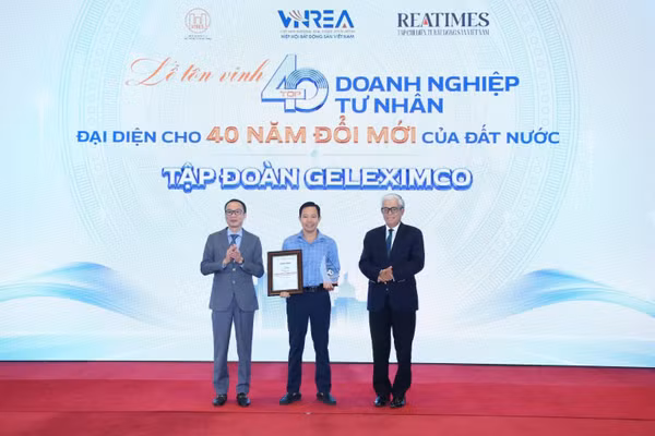 Đại diện Tập đoàn Geleximco nhận vinh danh Top 40 doanh nghiệp tư nhân.