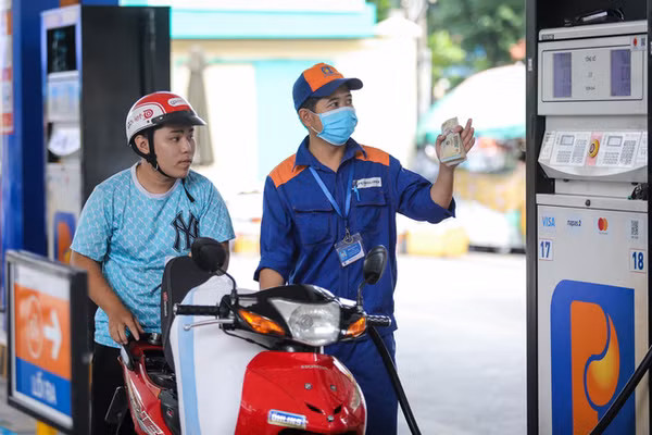 Giá xăng bật tăng, dầu giảm