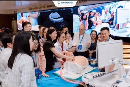 GS. Jan Deprest cùng TS. BS Nguyễn Thị Sim hướng dẫn đào tạo Hands-on trên mô hình siêu thực.