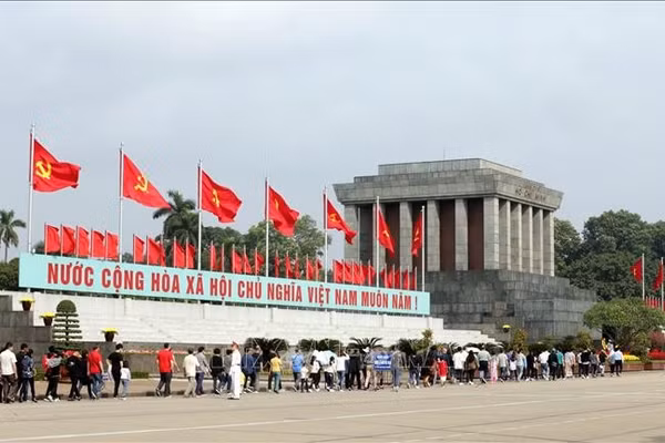 Tổ chức lễ viếng Chủ tịch Hồ Chí Minh và tưởng niệm các Anh hùng liệt sĩ nhân dịp Tết nguyên đán 