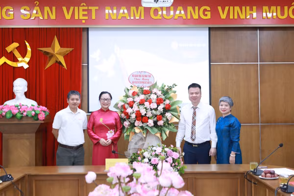 Thứ trưởng Nguyễn Thị Quyên Thanh thay mặt lãnh đạo Bộ GD&ĐT tặng hoa chúc mừng Báo Giáo dục và Thời đại.