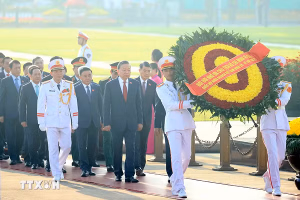 Đoàn đại biểu Quốc hội vào Lăng viếng Chủ tịch Hồ Chí Minh 