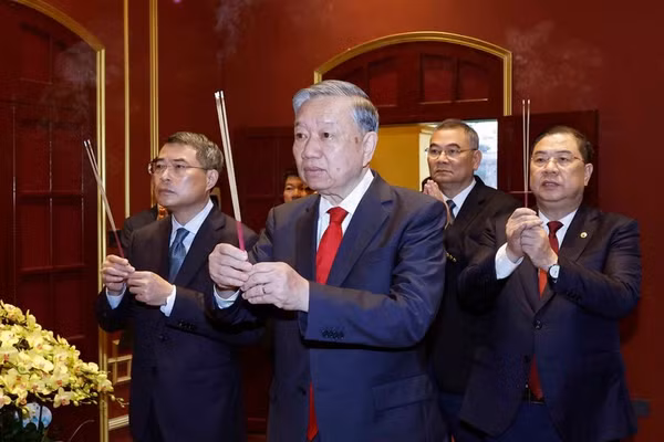 Tổng Bí thư Tô Lâm dâng hương tưởng nhớ, tri ân các bậc tiên đế có công với đất nước tại Khu Di tích Hoàng Thành Thăng Long-Hà Nội.