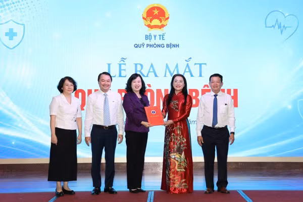 Bộ trưởng Bộ Y tế Đào Hồng Lan trao quyết định thành lập Quỹ Phòng bệnh cho Ban Giám đốc Quỹ. 