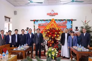 Lãnh đạo tỉnh Phú Thọ thăm, chúc mừng các giáo xứ, giáo dân dịp lễ Giáng sinh năm 2025.