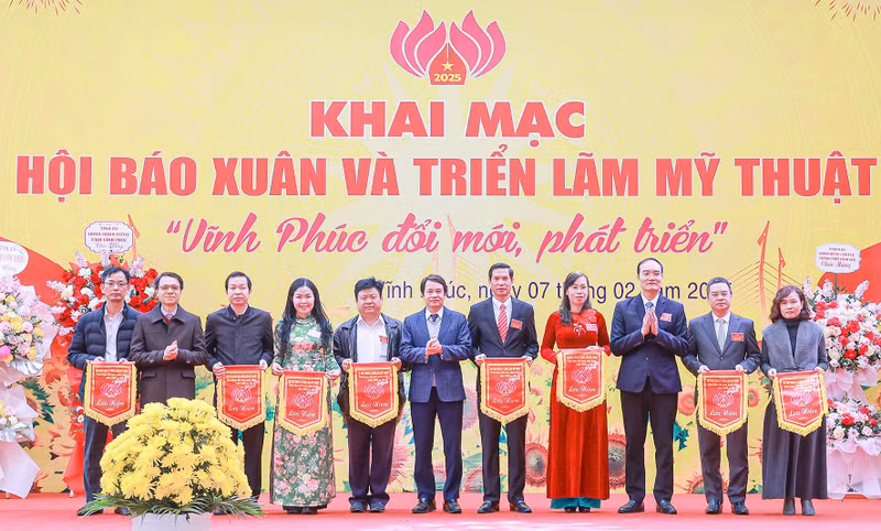 Ban tổ chức trao cờ lưu niệm cho đại diện các đơn vị tham gia. 2.jpg