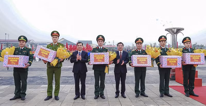 Lãnh đạo huyện Tam Dương tặng quà các đơn vị tại Lễ giao, nhận quân năm 2025 td2.png