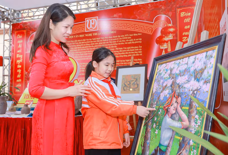 Các đơn vị tổ chức nhiều hoạt động để công chúng trải nghiệm quá trình sáng tạo tác phẩm báo chí, hội họa. 9.jpg