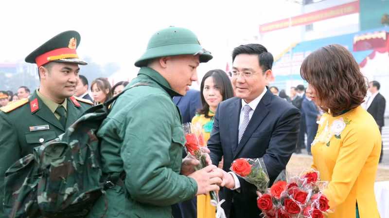 Ông Vũ Việt Văn, Phó Chủ tịch Thường trực UBND tỉnh Vĩnh Phúc dự Lễ giao nhận quân tại huyện Bình Xuyên. bx.jpg
