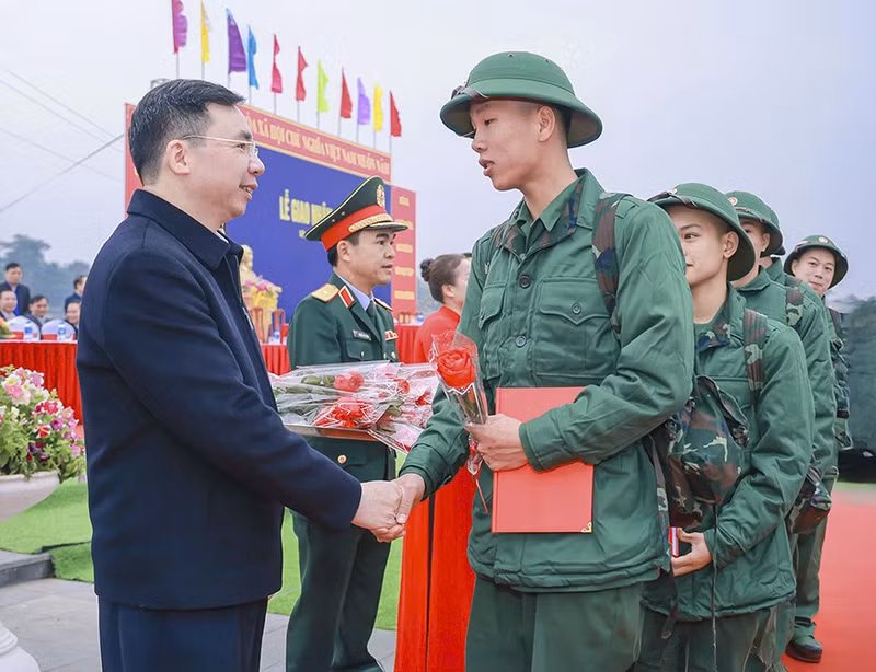 Ông Bùi Huy Vĩnh, Phó Bí thư Thường trực Tỉnh ủy Vĩnh Phúc tặng hoa chúc mừng tân binh tại huyện Tam Dương. td.png