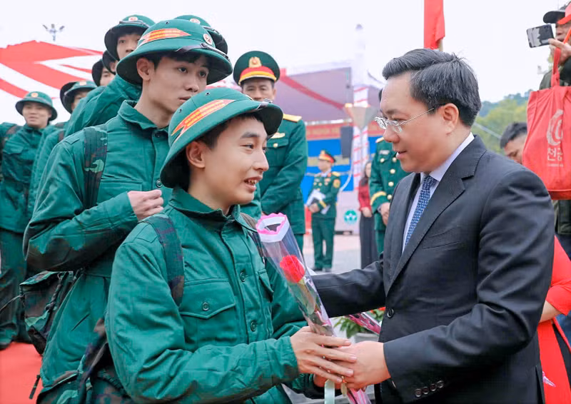 Ông Trần Duy Đông, Phó Bí thư Tỉnh ủy, Chủ tịch UBND tỉnh dự Lễ giao, nhận quân năm 2025 tại thành phố Vĩnh Yên. vygq-1.jpg
