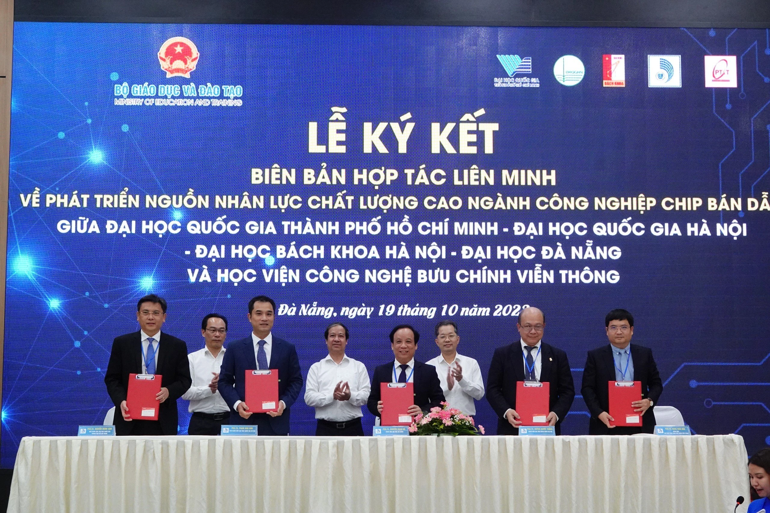 5 cơ sở giáo dục đại học gồm: ĐH Quốc gia Hà Nội, ĐHQG Thành phố Hồ Chí Minh, ĐH Đà Nẵng, ĐH Bách khoa Hà Nội, Học viện Công nghệ Bưu chính Viễn thông ký kết Biên bản Hợp tác liên minh. 5 cơ sở giáo dục đại học gồm: ĐH Quốc gia Hà Nội, ĐHQG Thành phố Hồ Chí Minh, ĐH Đà Nẵng, ĐH Bách khoa Hà Nội, Học viện Công nghệ Bưu chính Viễn thông ký kết Biên bản Hợp tác liên minh.