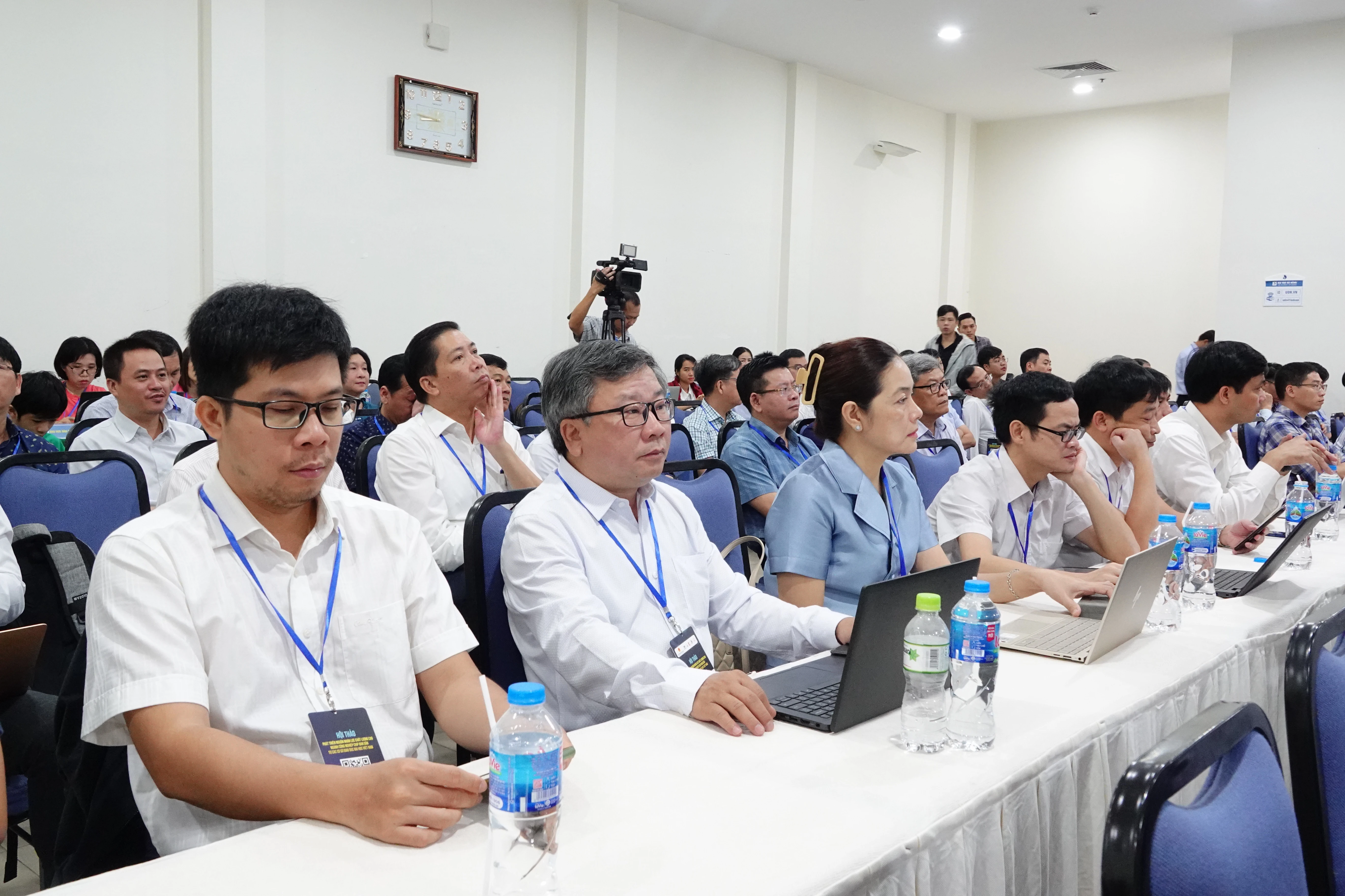 Đại biểu tham dự hội thảo.
