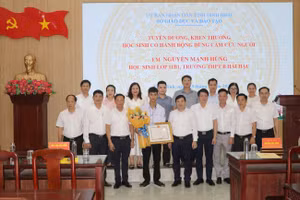 Em Nguyễn Mạnh Hùng cùng các đại biểu tại chương trình.