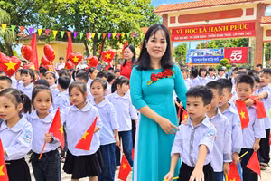 Cô và trò Trường Tiểu học Bắc Vũ Dương trong không khí phấn khởi chào đón năm học mới.