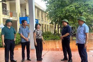 Lãnh đạo Sở GD&ĐT Ninh Bình kiểm tra công tác phòng, chống bão số 3 tại Trường THPT Bình Minh (Ninh Bình). 