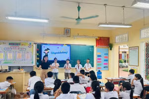 Giờ học tiếng Anh của học sinh Trường Tiểu học Ý Yên. Ảnh: NTCC