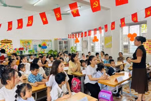 Buổi gặp gỡ đầu tiên giữa cô giáo, học sinh lớp 1 và phụ huynh.