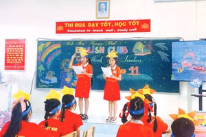 Học sinh Trường Tiểu học Tràng An (Ninh Bình) trong một buổi sinh hoạt câu lạc bộ tiếng Anh.