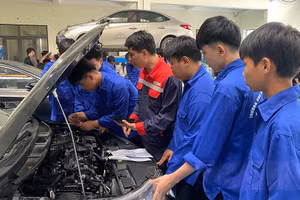 Sinh viên Trường Cao đẳng Cơ điện Nông nghiệp và Môi trường trong giờ thực hành nghề Công nghệ ô tô. Ảnh: Đinh Huyền.