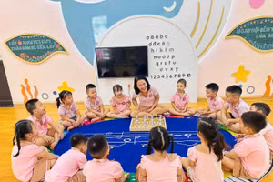 Trẻ Trường Mầm non 8/3 (Ninh Bình) hào hứng tham gia hoạt động trải nghiệm tại lớp.