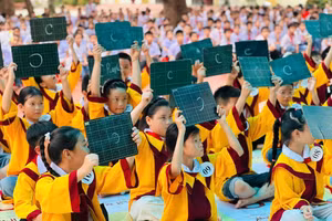 Học sinh Trường Tiểu học Bắc Vũ Dương (xã Vũ Dương, tỉnh Ninh Bình) hào hứng tham gia cuộc thi Tiếng Anh.